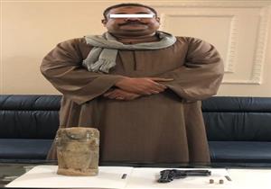 ضبط عامل وبحوزته طبنجة غير مرخصة وتمثال يشتبه في أثريته بسوهاج