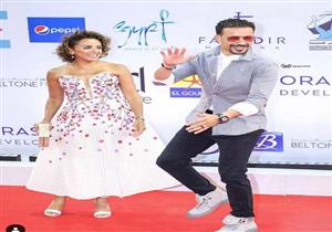 "قمصين فوق بعض ونظارة وردية".. شاهد إطلالة أحمد داود بمهرجان الجونة