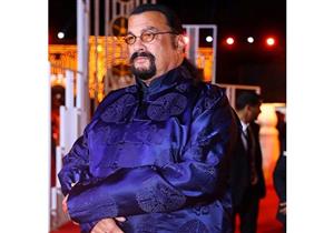 الممثل الأمريكي ستيفن سيجال يزور الأهرامات ويبدي إعجابه بعظمة بنائها