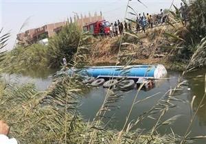 سقوط سيارة محملة بـ 17 طن مواد بترولية بترعة في سوهاج