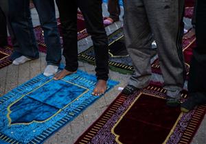   هل اختلاف هيئات الصلاة يؤثر على صحتها؟.. أستاذ فقه يوضح