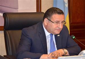 "قنصوة" يهدي رئيس نادي الاتحاد السكندري درع المحافظة.. صور