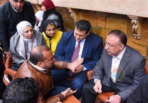 بالصور- على مقهى بمنطقة خورشيد.. محافظ الإسكندرية يستمع لمطالب الأهالي