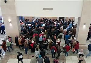 فيديو- منة عرفة في معرض القاهرة.. وزحام وتسابق للتصوير معها