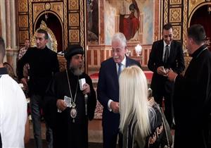 بالصور- محافظ جنوب سيناء يزور كاتدرائية السمائيين للتهنئة بعيد الميلاد