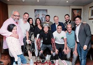 أشرف زكي وروجينا وبيومي فؤاد وبدرية طلبة يحضرون مسرحية "صباحية مباركة" 