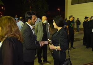 حاملة للمصحف.. وفاء سالم تقدم واجب العزاء في محمود ياسين