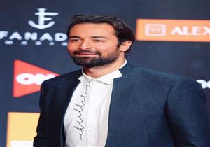 أحمد حاتم ينشر صورة بصحبة لبلبة: "عصابة حمادة وتوتو"