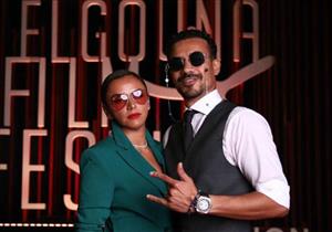 بجمبسوت وبليزر أحمر.. الثنائي أحمد داوود وعلا رشدي يتألقان من الجونة