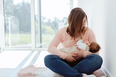 الرضاعة الطبيعية.. تحمي الطفل والأم من هذه الأمراض الخطيرة