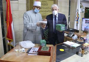 وزير الأوقاف يهدي محافظ جنوب سيناء سلسلة "رؤية" الثقافية (صور)