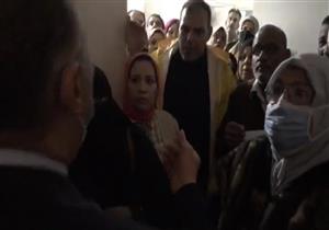 محافظ الإسكندرية أثناء زيارة مفاجئة للتأمينات: "الموظفين فين.. إيه التهريج ده"- فيديو وصور 
