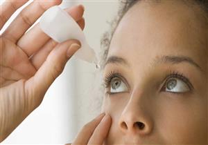 هل استخدام قطرات العين المرطبة باستمرار يسبب أضرارًا؟