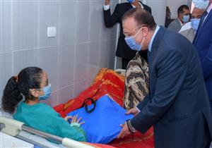 بالصور.. محافظ الإسكندرية يوزع 200 شنطة على المرضى بمستشفى الطلبة