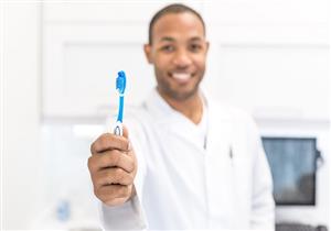 طرق تنظيف فرشاة الأسنان من البكتيريا