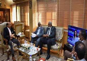 محافظ أسوان يؤكد استمرار دعمه للنادي الرياضي استعدادًا للموسم الجديد