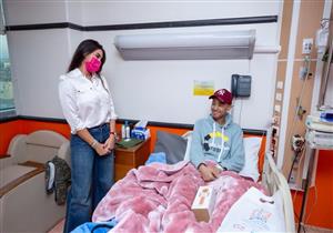 بالصور.. ياسمين صبري تحقق أمنية طفلة وتزور مستشفى سرطان الأطفال 57357 