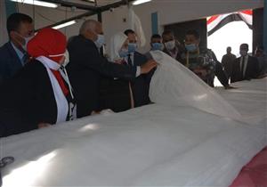 بالصور.. وزيرة التضامن تتفقد مصنع ملابس الوادي الجديد