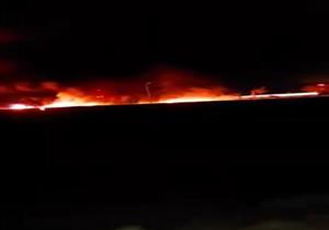 الصور الأولى لموقع تفحم جثة عامل في انقلاب سيارة مواد بترولية ببني سويف