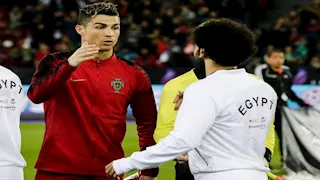 صلاح يتفوق.. كريستيانو رونالدو يصنع المجد بقدمه "الضعيفة"