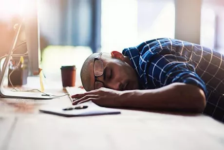 تنام كثيرًا؟- نقص هذه الفيتامينات قد يكون السبب