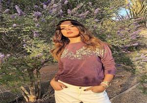 فيديو| ريهام أيمن تجهز شجرة "الكريسماس" مع نجلها