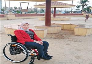 "عشان يرجعوا المدرسة".. مُعيدة تدعم أصحاب الإعاقات من الكرسي المتحرك