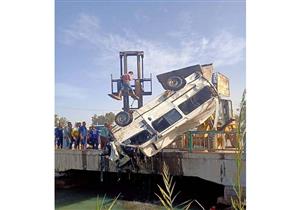 انتشال سيارة ميكروباص سقطت في ترعة بقليوب 