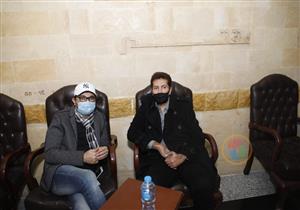 صور| هاني رمزي ودنيا عبدالعزيز يصلان عزاء والد داليا البحيري