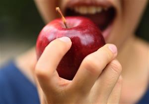 ماذا يحدث للجسم عند تناول تفاحة واحدة يوميًا؟