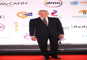 افتتاح "القاهرة السينمائي".. إطلالة محمود حميدة على الريد كاربت
