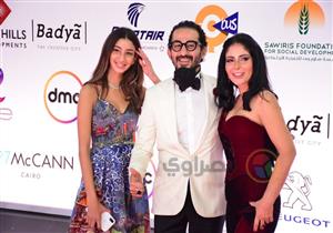 بنفس البدلة والوردة.. هكذا ظهر أحمد حلمي وحسن أبو الروس في "القاهرة السينمائي" 