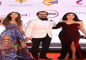 أحمد حلمي ومنى زكي وابنتهما بإطلالات أنيقة بمهرجان القاهرة السينمائي