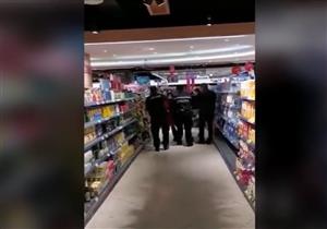 رفضت ارتداء "كمامة".. طرد وتوقيف صينية داخل متجر بسبب كورونا (فيديو)