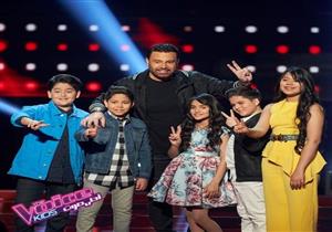   صور| بعد بكائه.. عاصي الحلاني يحضن طفلا على مسرح "The voice kids"