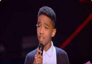 فيديو| محمد حماقي ينقذ متسابقة مصرية في "The voice kids"