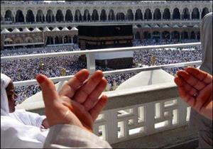 ماذا يفعل المصاب بسلس البول عند أداء مناسك العمرة والصلاة؟ .. والبحوث الإسلامية تجيب