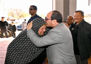 السيسي يتفقد منطقة عزبة الهجانة.. ويلتقي العاملين والمواطنين