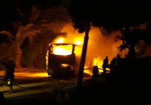 بالصور.. السيطرة على حريق أتوبيس بالطريق الزراعي في أسيوط