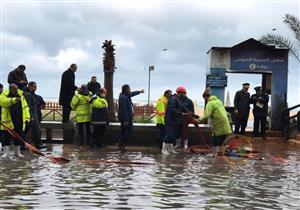بالصور - كورنيش المندرة غرق.. محافظ الإسكندرية يتفقد شفط مياه الأمطار