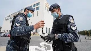 حالته غير طبيعية.. قوات الأمن تضبط شخصا أتلف 7 مركبات في الكويت 