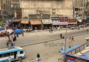 صور| إخلاء العتبة والموسكي من الباعة الجائلين وإلزام المحال بالغلق 7 مساءً 