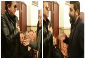 فيديو| بسبب كورونا.. وليد توفيق يرفض مصافحة المعزين في عزاء والدة جورج وسوف