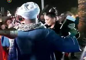 فيديو| رانيا يوسف ترقص على السجادة الحمراء في حفل افتتاح مهرجان الأقصر