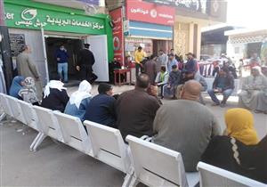 بالصور- توافد العمالة غير المنتظمة على مكاتب بريد البحيرة لصرف الـ500 جنيه