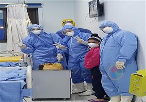 بالصور.. أطباء الحجر بمستشفى العجمي يحتفلون بعيد ميلاد أصغر نزيلة