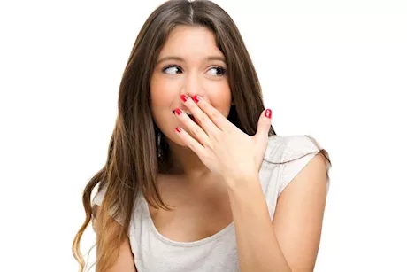 طبيب يكشف أسباب رائحة الفم الكريهة.. تأتي من هذه الأماكن 