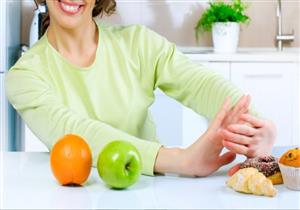 5 علامات تخبرك باتباع نظام غذائي غير صحي خلال العزل المنزلي.. أبرزها الإمساك