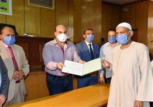 بالصور.. محافظ أسوان يسلم 80 عقدًا لواضعي اليد بعد تقنين أوضاعهم