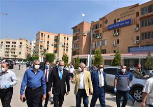 وزير الإسكان يتفقد سير العمل بمركز خدمة المواطنين بالقاهرة الجديدة